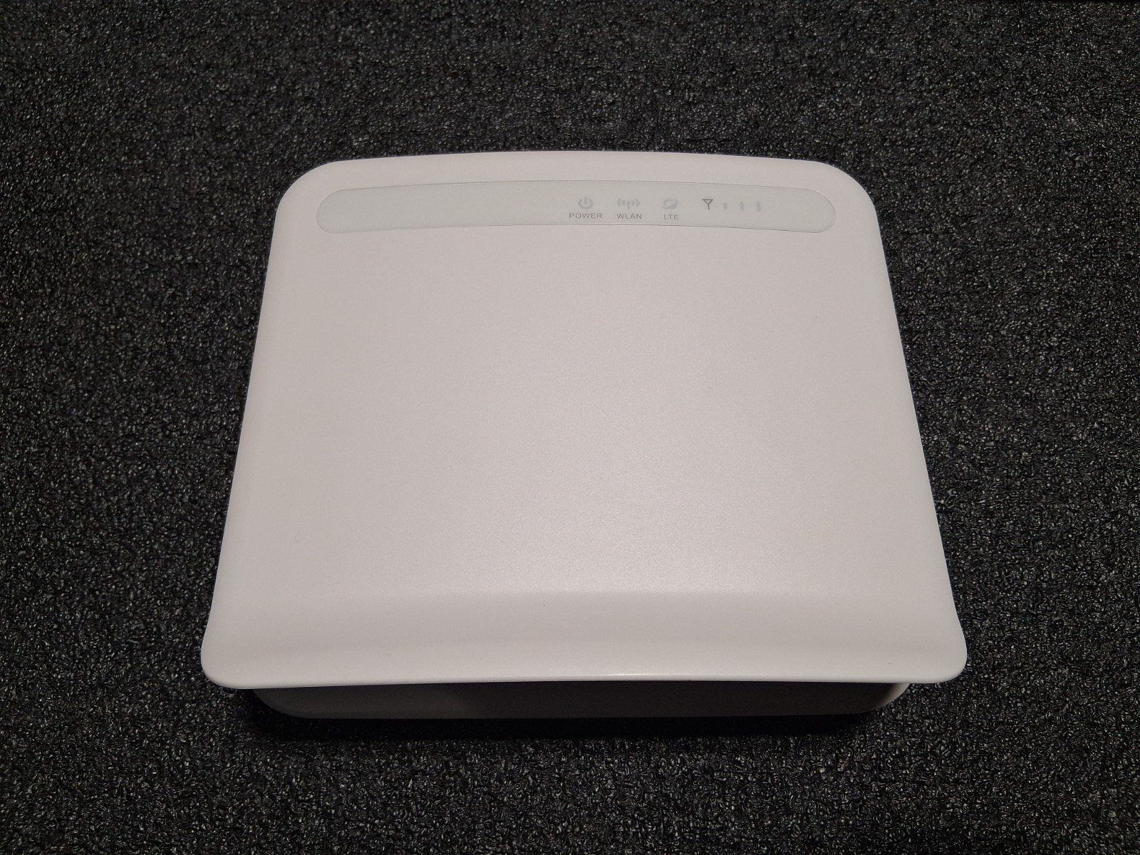 BaiCells EG2030C-M11 3.5GHz Atom ID04 CPE Cat4 6dBi (Open box)