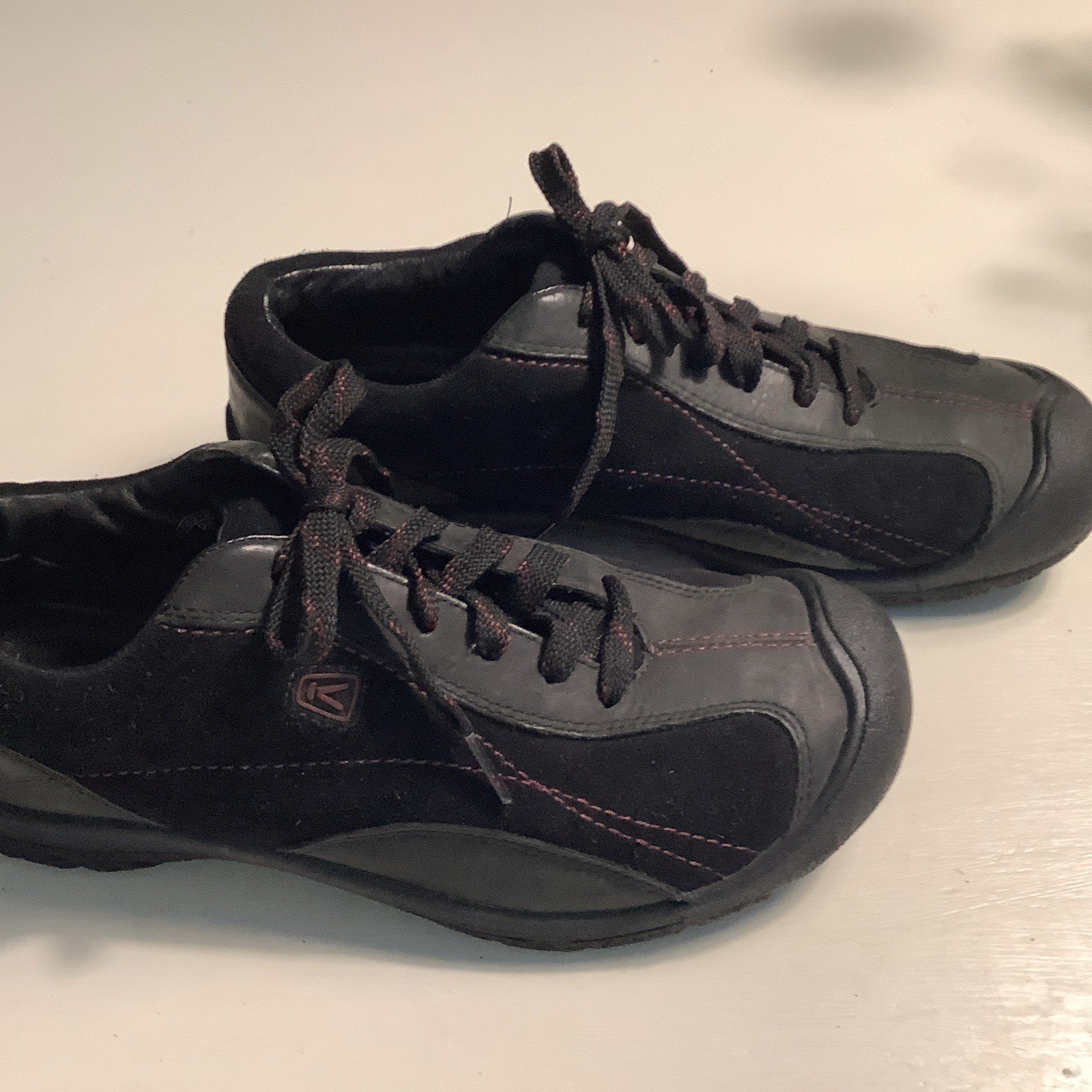 Scarpa Keen scamosciata pelle nera passeggio escursionismo punta cappuccio cuciture rosse taglia 9 5