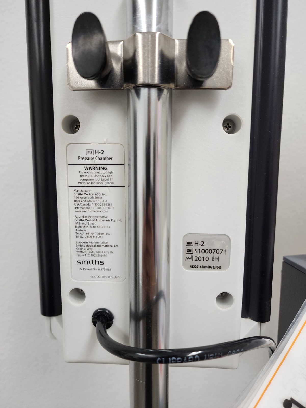 Smiths Medical Dual H-2 Pressure Chamber Level 1 on Rolling Cart w/ IV Pole