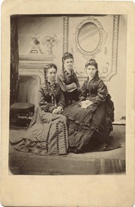 VICTORIAN FASHION & ANTIQUE CABINET PHOTO PORTRAIT OF THREE YOUNG WOMEN