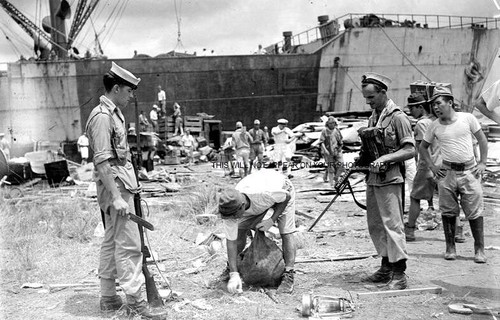 20 PHOTOS OF RETAKING OF SINGAPORE FROM THE JAPANESE - 1945 - ROYAL NAVY - HMS - Picture 5 of 7