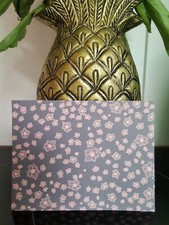 Pocztówka z abstrakcyjnym nadrukiem kwiatowym