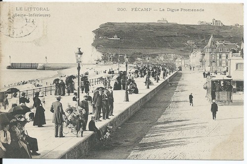 CPA 76 Entre Dieppe Fécamp ST VALERY-EN-CAUX Rue des Bains - CPA écrite