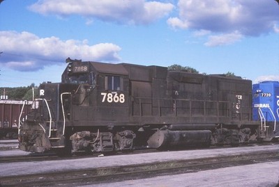CONRAIL 7868 GP38 SEHR SCHÖN!!    @ YOUNGSTOWN, OH 1982 35MM SLIDE