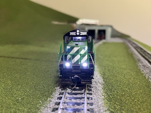 HO Scale Burlington Northern Proto 2000 #2055 EMD GP20 - Picture 4 of 6