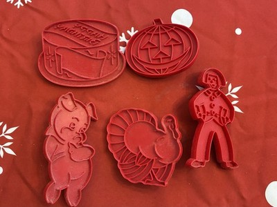 VINTAGE RED TUPPERWARE SET OF 5 COOKIE CUTTERS Cake Turkey Pig Pumpkin GingBrd M