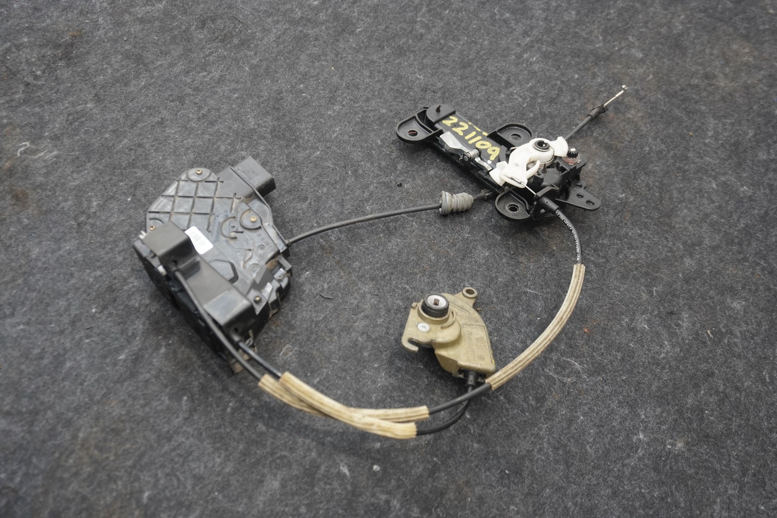 Front Left Door Handle Latch Actuator 7G43-226A28-A Aston Martin Vantage 06-16
