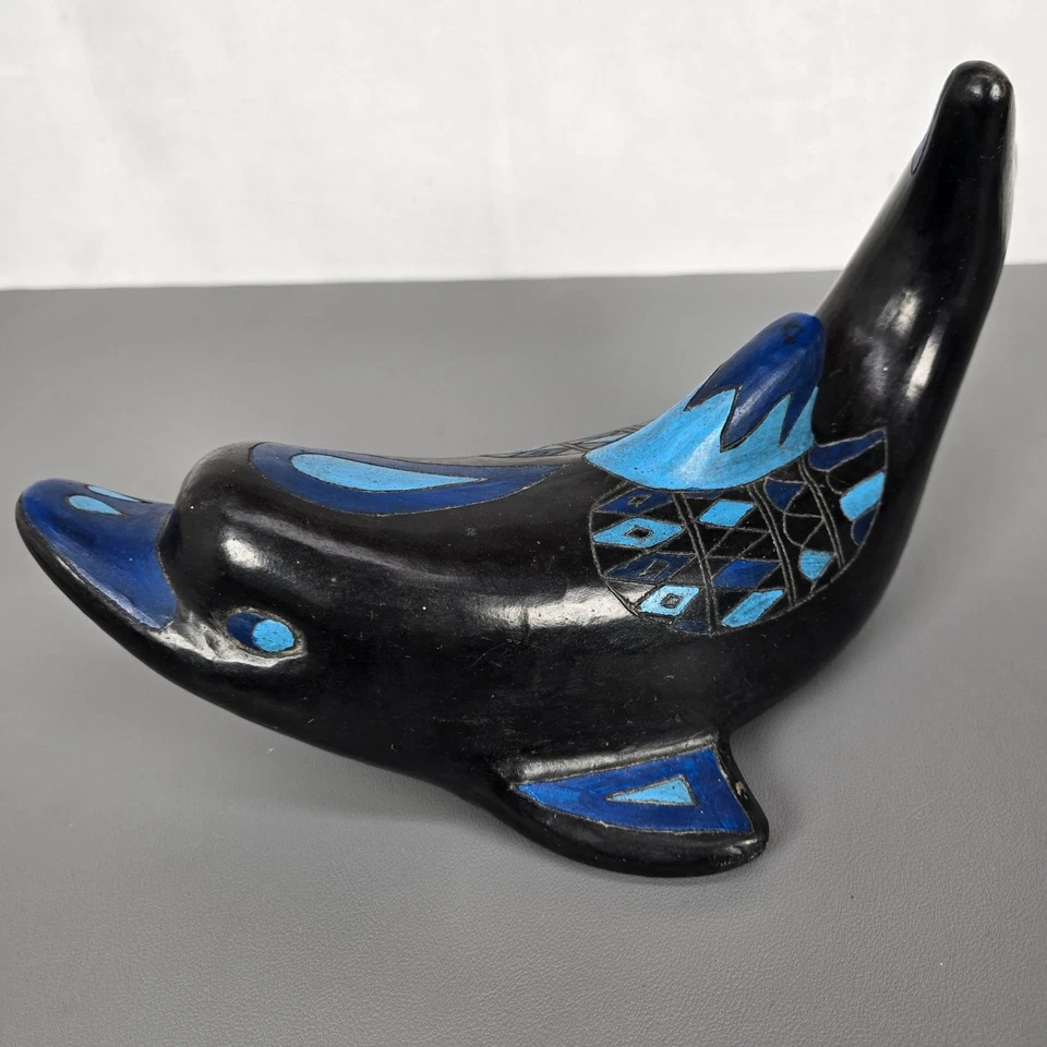 Estatuilla de cerámica de delfín negro y azul Manuel Felguerez con diseño tribal de 12" de largo Foto 2 de 4
