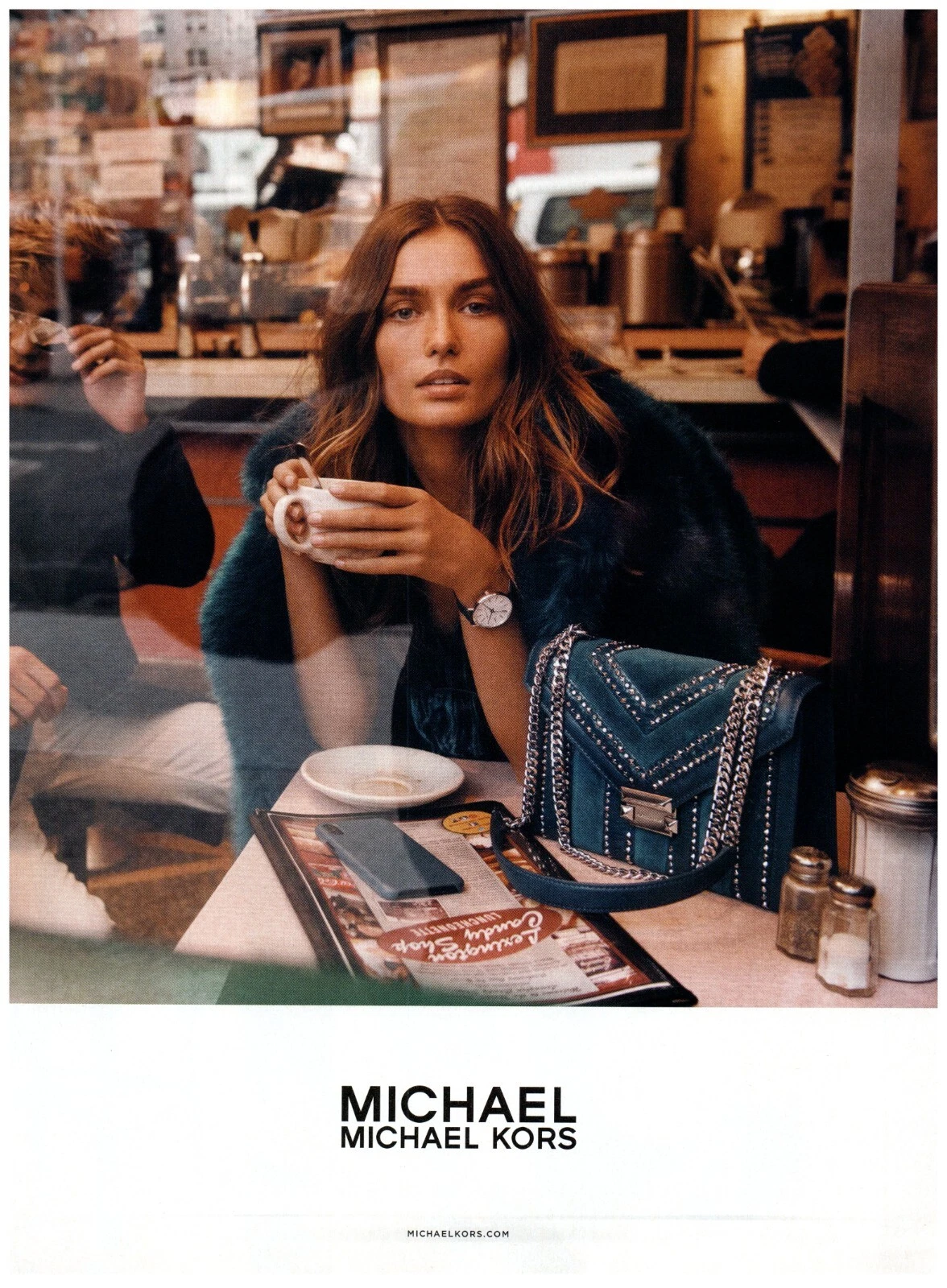 Pubblicità stampa Michael Kors 2018 modello Andreea Diaconu cena caffè borsetta cappotto pelliccia