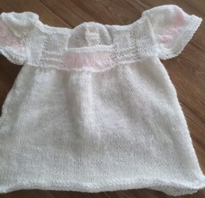 Neu handgestrickt Baby Mädchen Engel Kleid 0-3 Monate weiß schimmernd