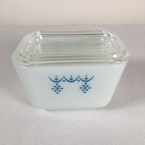 Vintage Pyrex Refrigerator Dish w/Lid White Blue Snowflake Garland 501B 1 12C