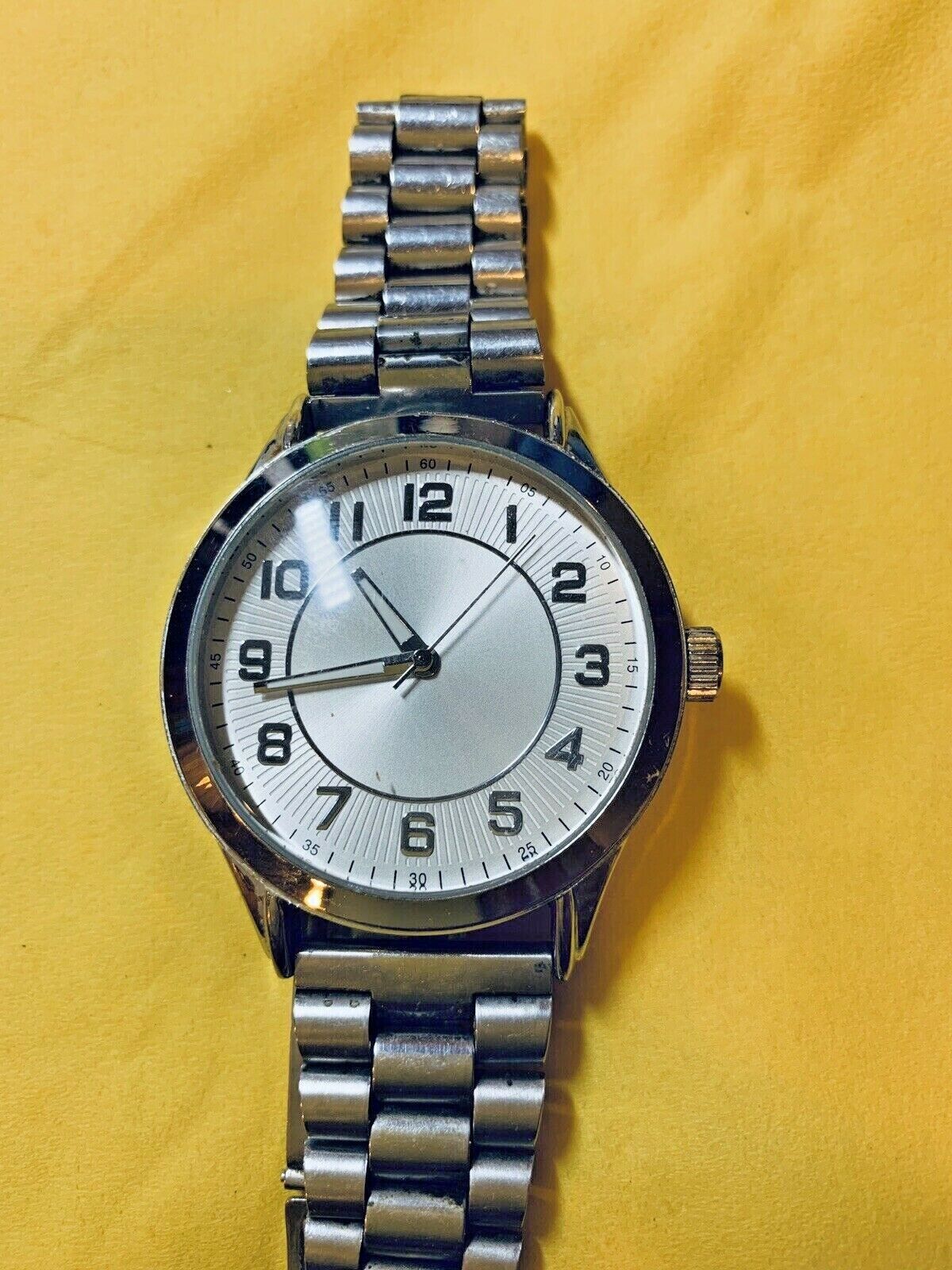 Vintage MERONA Silver Tone Quartz Men's Wrist Watch. 