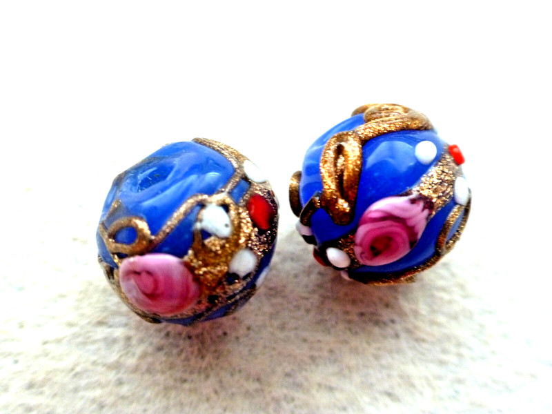 ANTIQUE 2 PCS  COBALT BLUE WEDDING CAKE GLASS TRADE BEADS  PINK & WHITE  FLOWERS