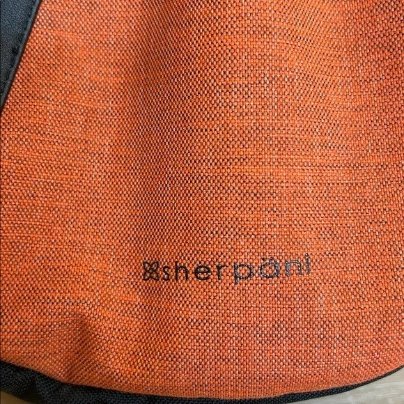 Bolso bandolera de viaje Sherpani Esprit At antirrobo en negro y naranja Foto 4 de 4