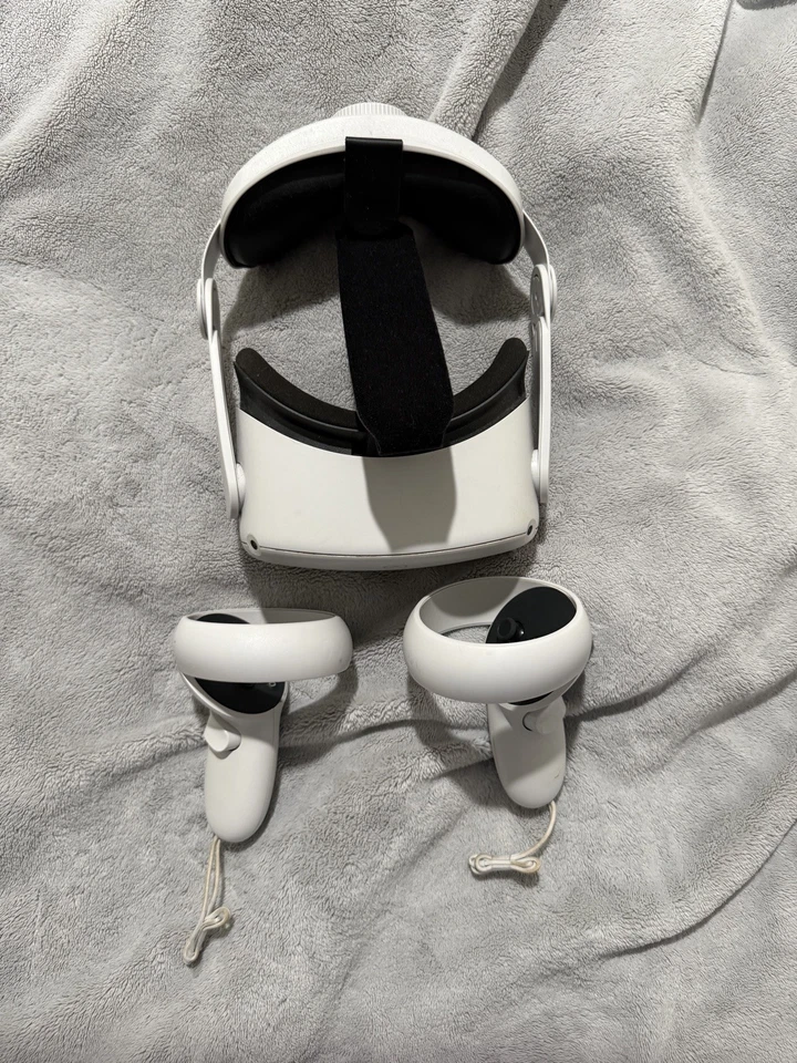 Meta Quest 2 VR Headset 128GB w/ Controllers - Excellent Condition - Image 4 of 4