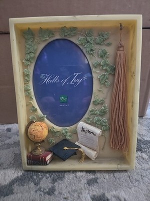 NWOT Hallmark Halls of Ivy Resin 3D Oval Window Graduation Photo Frame
