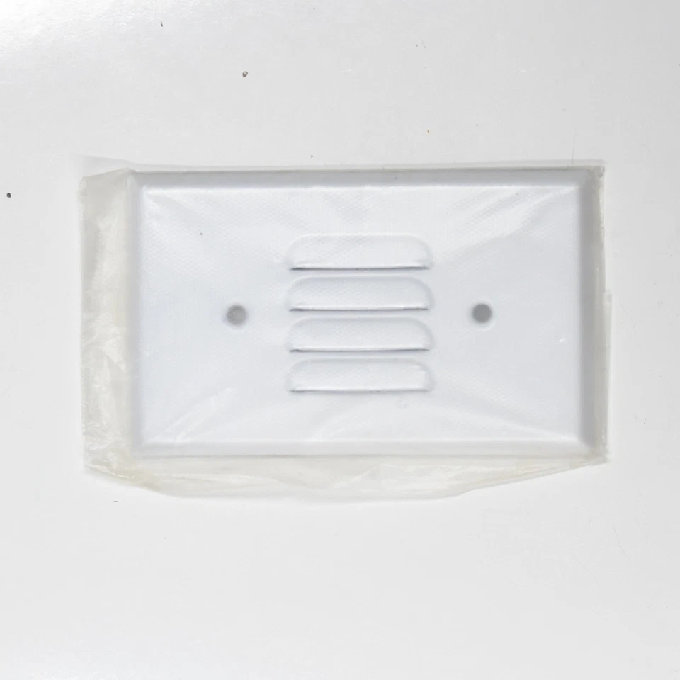 Louvered Step Light Cover Horizontal White Standard Plate Screw Spacing 2-3/8 in - Imagem 3 de 3