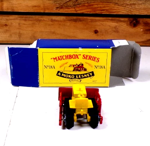 EXC BOXED MATCHBOX SERIES MOKO LESNEY No 18A CATERPILLAR BULLDOZER INTACT TREADS - Image 4 of 4