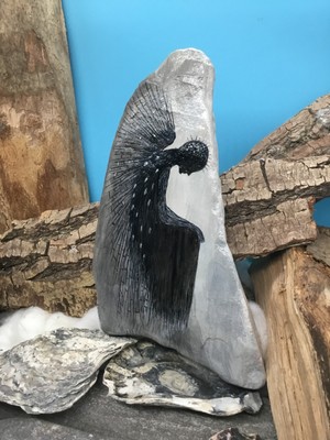 Der dunkle Engel mit den Glitzer Silberflügeln im Comic Style, Naturstein Unikat