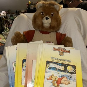 vintage Teddy Ruxpin and 5 books 