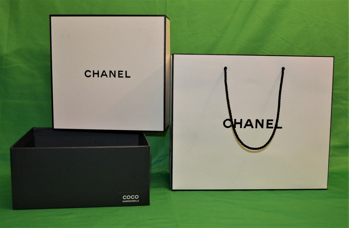 CHANEL 箱　袋 Chanel © empty large Signature Box 9