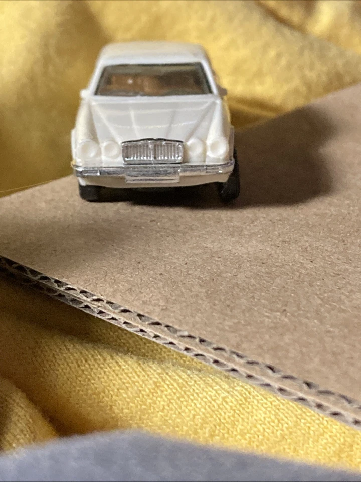 Modelo de plástico HERPA Jaguar XJ 6L (blanco) escala 1/87 HO casi como nuevo Foto 2 de 4