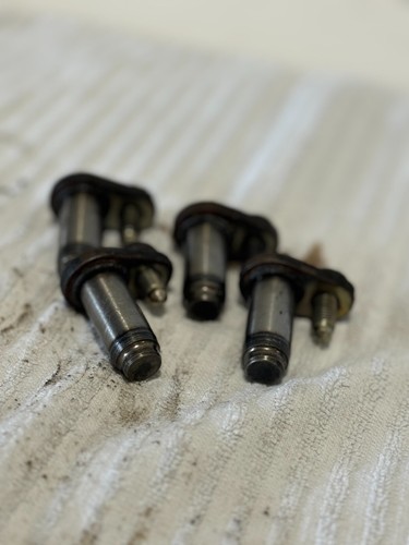 1996 VW PASSAT TDI 02A TRANSMISSION SHIFT PIVOT PINS SET W/ BOLTS USED OEM - Picture 4 of 7