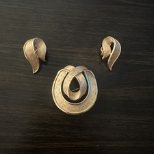 Trifari Gold Toned Brooch/pin and Clip On earrings Set