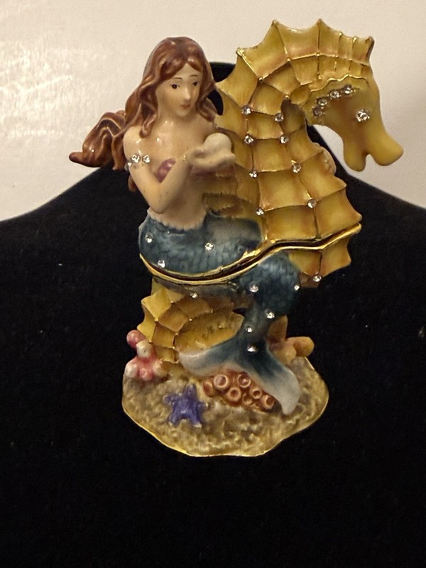 Beautiful Enamelled Trinket Box Magnetic SEAHORSE & MERMAID 