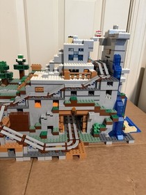 LEGO Minecraft The Mountain Cave 21137 Complete With All Minifigs