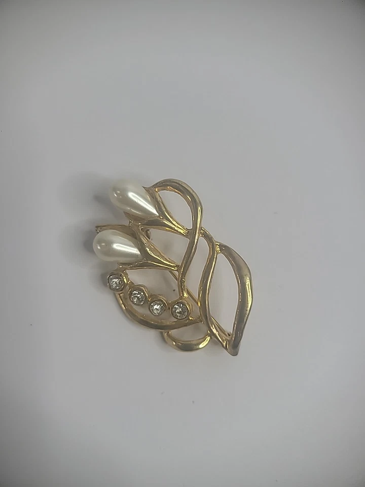 Vintage Gold Tone Brooch Pin White Crystals Treardrop Faux Pearl Jewelry Costume - Image 4 of 4