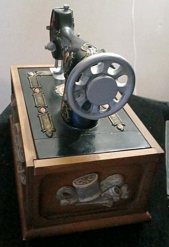 Singer Sewing Machine Replica Mini Wooden Storage Box With Thread Vintage - Picture 3 of 7