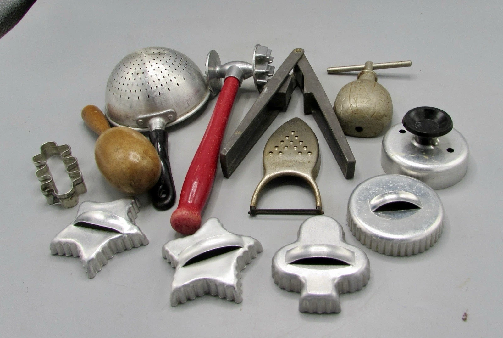 VTG Lot of 8 Kitchen Tools sock egg strainer hammer garlic press italy peeler #2
Opens in a new wind