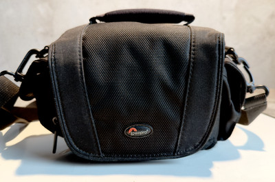 LowePro Edit 110 Compact Camera Bag w/ Strap Holds 6 x 3 x 4.25''H Holster