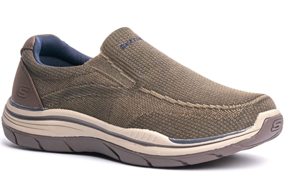 Skechers expected top