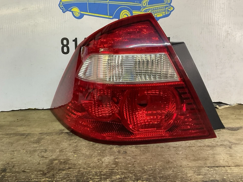 Luz trasera izquierda Ford Quinterent 2005-2007 montaje OEM 2005 Foto 4 de 4