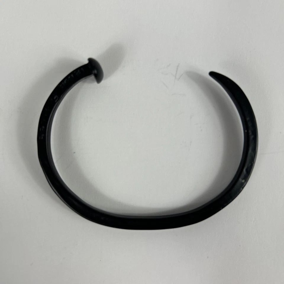 Pulsera Giles & Brother "Skinny Railroad Spike Cuff" de latón óxido negro Foto 2 de 4