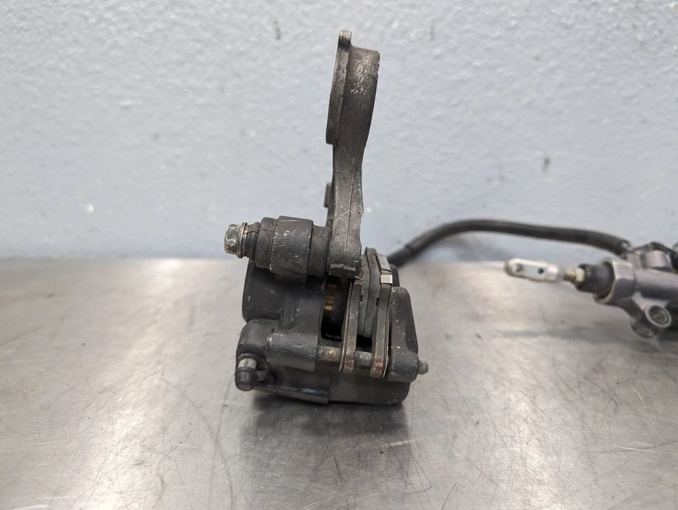 03-04 Yamaha YZF R6 06-09 R6S OEM Soporte de pinza de cilindro maestro de freno trasero Foto 3 de 4