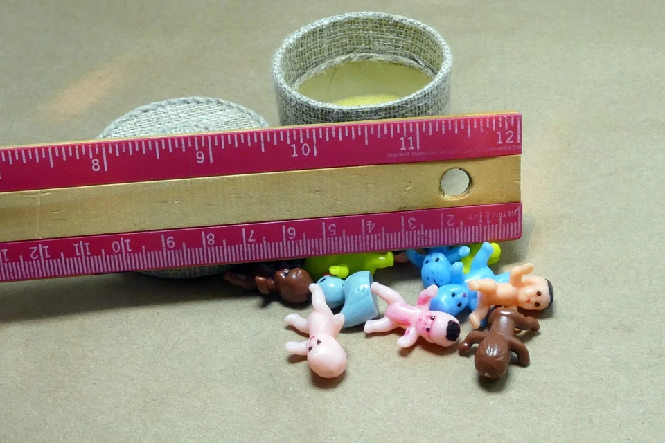 Lote de 11 figuras miniatura miniatura color pastel mezclado bebés plástico 1" King Cake Foto 3 de 4