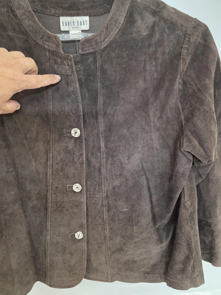 Jaqueta David Dart Feminina 1X Couro Marrom Camurça Botão Frontal Sem Gola - Imagem 4 de 4