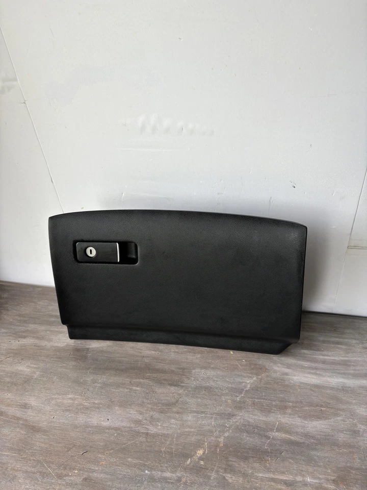 Guantera Infiniti Q50 2014 tablero compartimento de almacenamiento negro 681SAGF0A OEM Foto 2 de 4