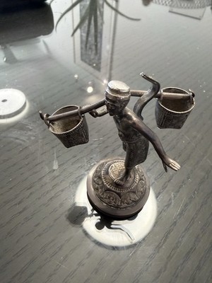 Kleine Figur trägt ein Shoukder Joch und zwei Hängekörbe ca. 10 cm