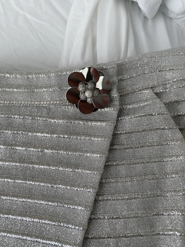 Minifalda Skort Manoush Plateada Metálica con Broche Flor - Talla 40 (US 8) Foto 3 de 4