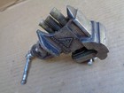 Ancien petit étau de bijoutier avec enclume , objet de métier , made in USSR .