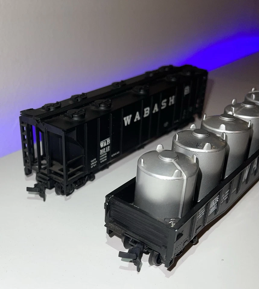 HO scale 2 Car Set in Wabash Livery— Con Cor Mill Gondola with load & AHM Hopper - Image 4 of 4