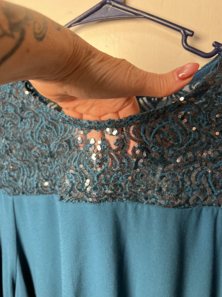 Blusa Top Alfani Para Mujer Azul Mangas Campana Yugo Lentejuelas XL NUEVO SIN ETIQUETAS PRECIO DE VENTA SUGERIDO POR EL FABRICANTE 89 USD Foto 3 de 4