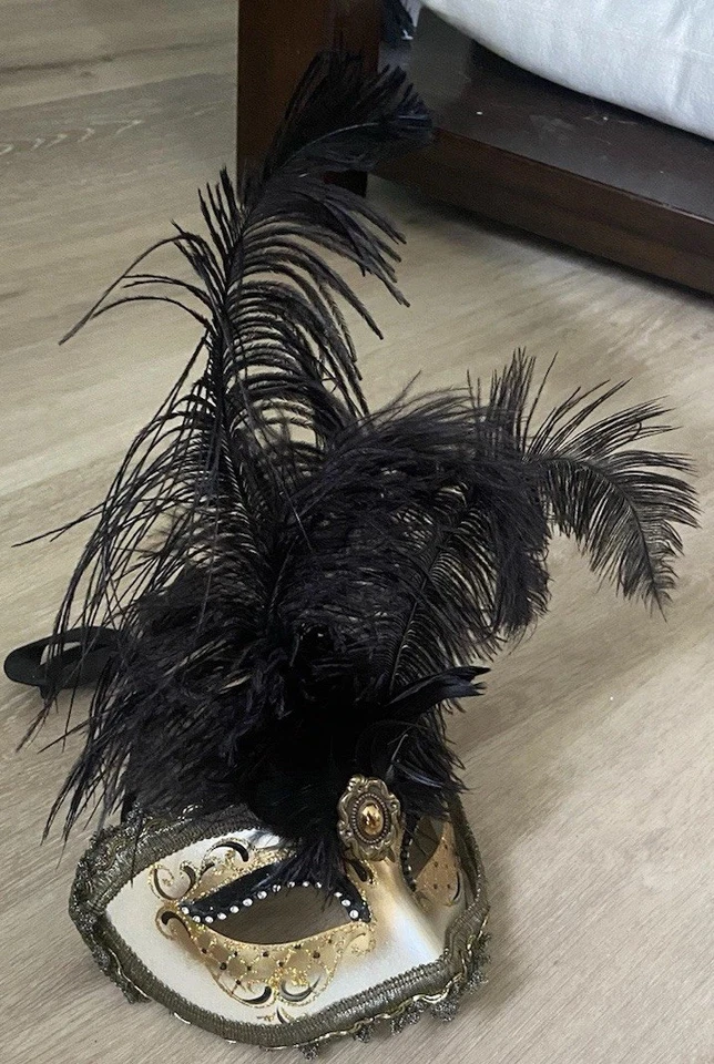 Impresionante Máscara de Mascarada Negra/Dorada en Palo Plumas Piedra, Borla, Brillo Foto 2 de 4