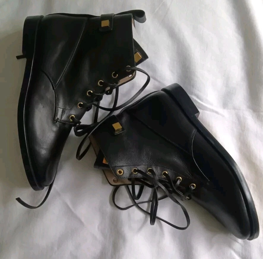 Botas Ryder Stuart Weitzman para mujer de cuero negro doradas Rockstud con cordones talla 9W Foto 3 de 4