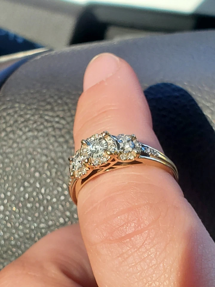 Alianza de boda "Past Present Future" 10k con juegos de diamantes. De Zales Foto 2 de 4