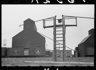 Photo:Litchfield Minnesota 1939 Grain Elevator Country Elevator Scene